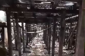 Kondisi bagian bawah jembatan ulin yang rangka silang nya habis di gerogoti maling. (istimewa)