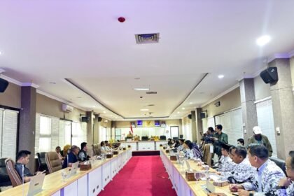 Rapat bersama komisi gabungan DPRD dengan PGRI Kota Bontang. (istimewa)