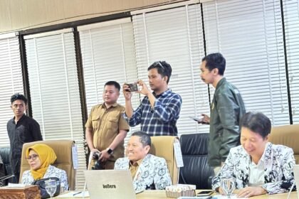 Sekretaris Disdikbud Bontang, Saparudin (tengah). (istimewa)