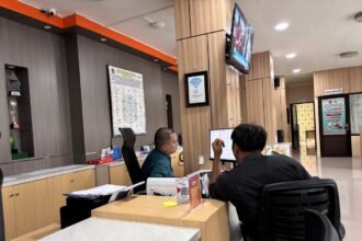 Petugas melayani administrasi di kantor utama DPM-PTSP, Bontang Utara. (istimewa)
