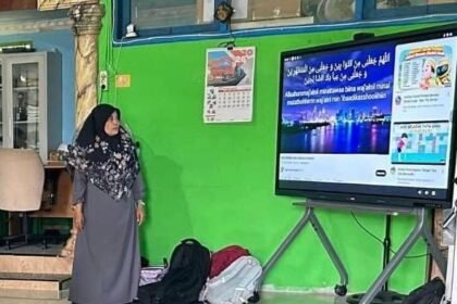 Guru manfaatkan smart TV saat memberikan materi pelajaran kepada siswa di sekolah.