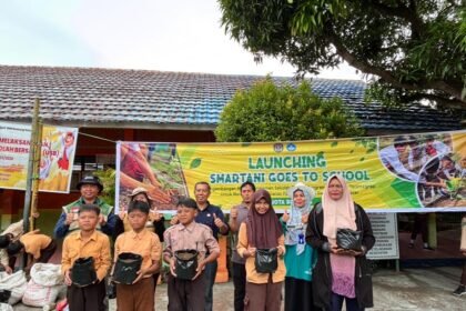 Siswa SDN 005 Bontang Selatan mengikuti launching program Smartani Goes To School yang digagas oleh DKP3 Bongang