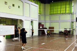 Siswa saat bermain dilaga penyisihan Cabor Bulu Tangkis di Aula Vidatra.