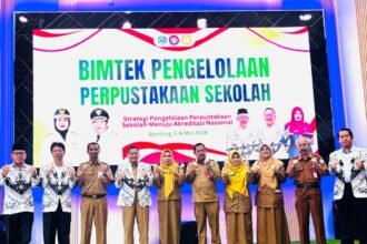 foto bersama dalam kegiatan bimtek pengelolaan perpustakaan sekolah.