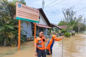 Personel BPBD Bontang memantau titik banjir di kawasan Guntung, Sabtu (23/5/2026) siang.