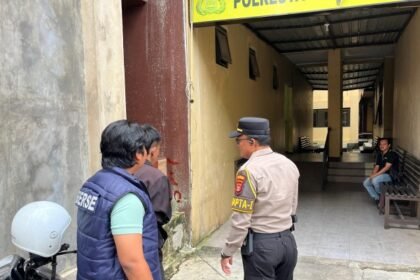 Polisi Saat Mengamankan Pelaku. (istimewa)