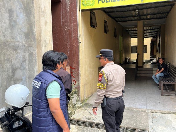 Polisi Saat Mengamankan Pelaku. (istimewa)