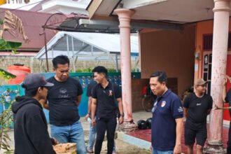 Polisi bersama rekan korban Mr di lokasi kejadian saat menggelar reka adegan. (istimewa)