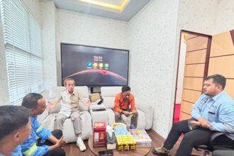 Ketua Komisi B DPRD Bontang, Rustam diskusi bersama perwakilan kontraktor pelaksana program Jaringan Gas (Jargas) Selasa (12/5/2026). (istimewa)