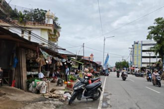 pedagang yang gelar lapak di trotoar rawa indah. (istimewa)