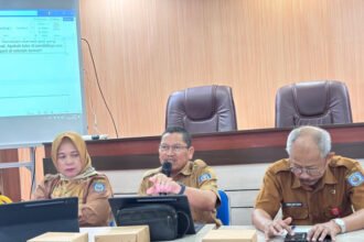 Sekretaris Disdikbud Bontang, Saparudin (tengah). (istimewa)