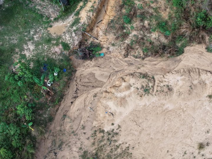 Potret tanggul jebol di Kampung Timur RT 1 Kelurahan Kanaan. (istimewa)