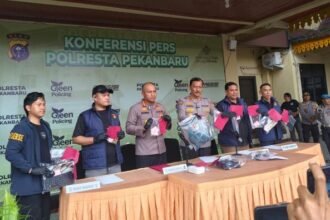 Polda Riau dan Polresta Pekanbaru memperlihatkan barang bukti kasus pembunuhan dan pencurian dengan kekerasan di Rumbai, Pekanbaru. (istimewa)