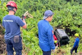 Proses Evakuasi Mobil Terperosok Ke Jurang Jl. tembus PKT. (istimewa)