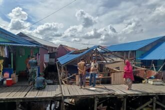 BPBD Bontang bersama TNI saat melakukan penanganan rumah roboh di Jalan Sultan Hasanuddin, Berbas Tengah, Bontang Selatan.