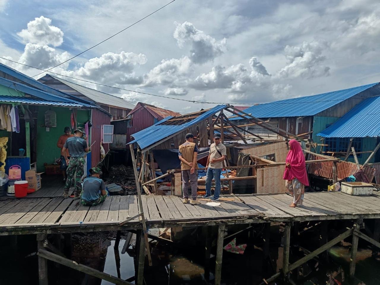 BPBD Bontang bersama TNI saat melakukan penanganan rumah roboh di Jalan Sultan Hasanuddin, Berbas Tengah, Bontang Selatan.