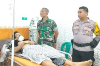 Warga Berbas Pantai berinisial Ri yang diduga maling mangga menadapat perawatan di rumah sakit. (istimewa)