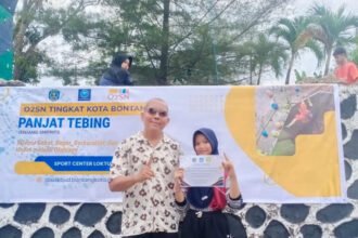Aisyah foto bersama Guru Pendidikan Jasmani, Olahraga, dan Kesehatan usai menerima sertifikat peringkat satu. (istimewa)