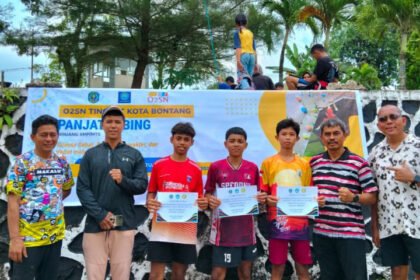 Juara panjat tebing putra O2SN tingkat SMP Kota Bontang foto bersama usai terima sertifikat penghargaan. (istimewa)