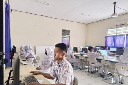 Situasi siswa SMP Negeri 8 saat menjalani TKA gelombang kedua.