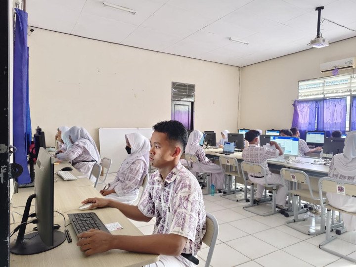 Situasi siswa SMP Negeri 8 saat menjalani TKA gelombang kedua.