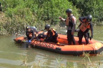 Korban Saat Di evakuasi Oleh tim Sar Samarinda. (istimewa)