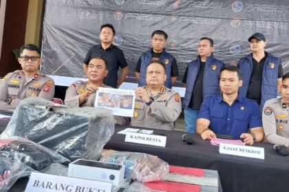 konpers di Mapolresta Samarinda yang memperlihatkan bukti foto lebam yang di alami korban usai penjambretan. (ist)