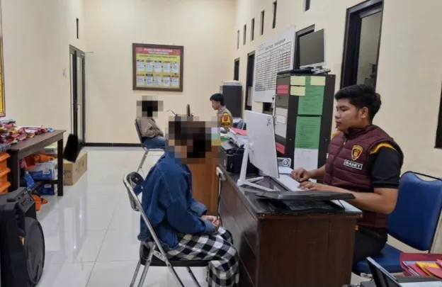 pelaku saat di introgasi petugas polisi kutai timur. (istimewa)
