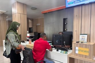 Layanan perizinan di Kantor DPM-PTSP Bontang.