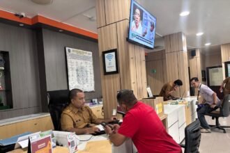 Petugas melayani warga yang ingin mengurus izin.