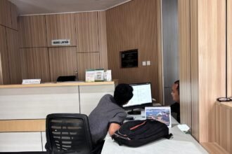 Pemohon didampingi saat mengakses layanan Perizinan Digital oleh petugas DPM-PTSP Bontang