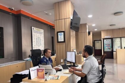Operator DPM-PTSP Bontang dampingi Pelaku Usaha yang mengurus izin