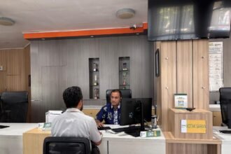 Petugas melayani pelaku usaha mengurus perizinan di Kantor DPM-PTSP Bontang.