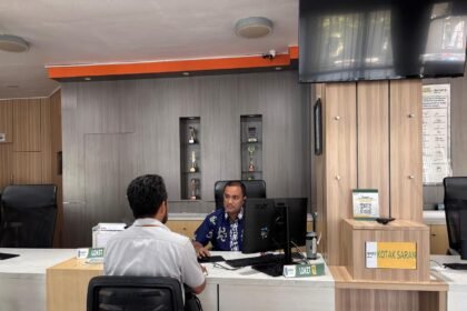 Petugas melayani pelaku usaha mengurus perizinan di Kantor DPM-PTSP Bontang.