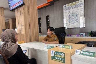 Ilustrasi warga mengakses layanan di loket prioritas