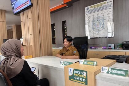 Ilustrasi warga mengakses layanan di loket prioritas