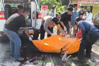 korban saat di evakuasi di jalan porors bengalon. (istimewa)