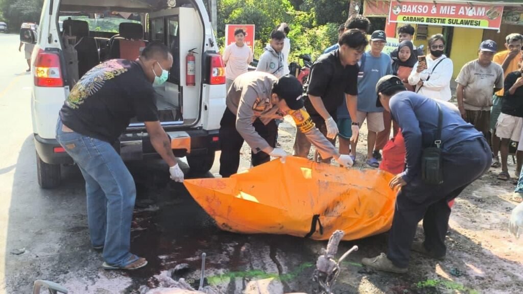 korban saat di evakuasi di jalan porors bengalon. (istimewa)