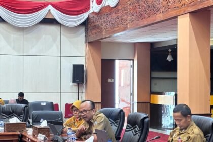 Ahli Madya Penata Perizinan, DPMPTSP Kota Bontang, Febtri Manik (tengah).