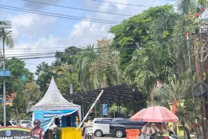 Salah satu penarikan retribusi parkir di kawasan pasar
