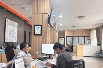 Petugas melayani warga yang mengurus izin di Kantor DPM-PTSP Bontang