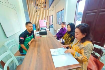 DPM-PTSP saat melakukan monitoring kepada pelaku usaha