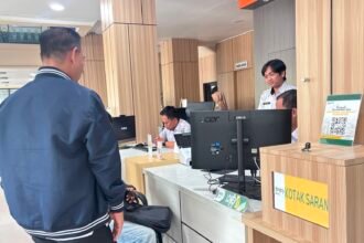 Ilustrasi Petugas melakukan pendampingan bagi pelaku usaha di Kantor PTSP Bontang.