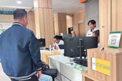 Ilustrasi Petugas melakukan pendampingan bagi pelaku usaha di Kantor PTSP Bontang.