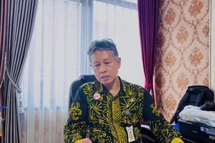 Analis Kebijakan Ahli Madya, Bidang Penanaman Modal, DPM-PTSP Bontang, Karel saat erada di ruang kerjanya.