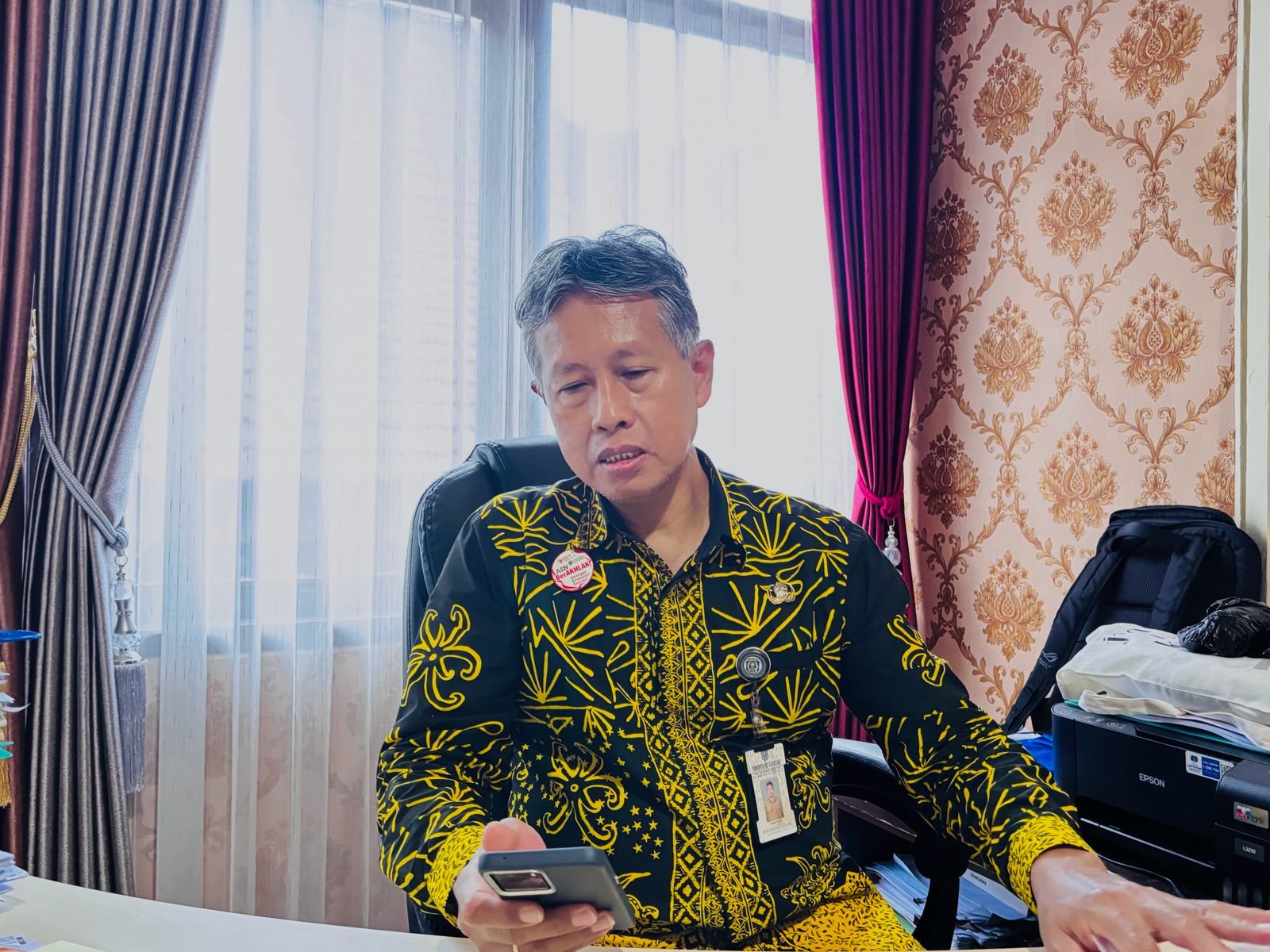 Analis Kebijakan Ahli Madya, Bidang Penanaman Modal, DPM-PTSP Bontang, Karel saat erada di ruang kerjanya.