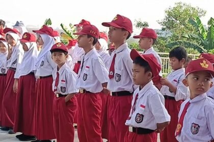 Para siswa Sekolah Rakyat Terintegrasi 58 Provinsi Kaltim saat upacara bendera. (istimewa)