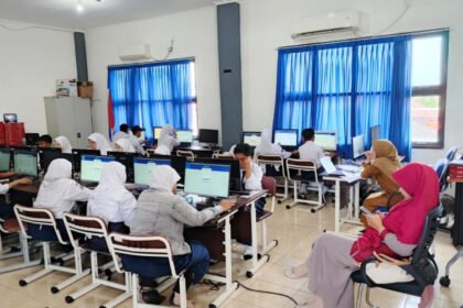Siswa kelas IX saat mengikuti TKA di SMP Negeri 2 Bontang. (ist)