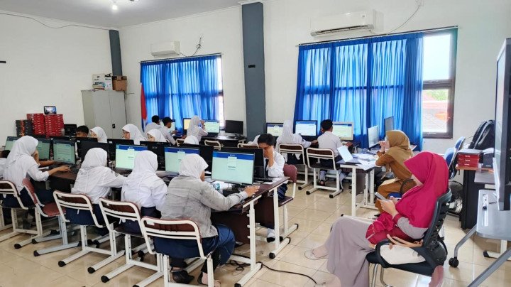 Siswa kelas IX saat mengikuti TKA di SMP Negeri 2 Bontang. (ist)