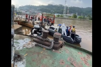 Tim sar mengevakuasi jasad yang ditemukan mengambang di perairan Pelelangan dan Navigasi Selili, Samarinda, Kalimantan Timur, Minggu (7/6/2026). (ist)